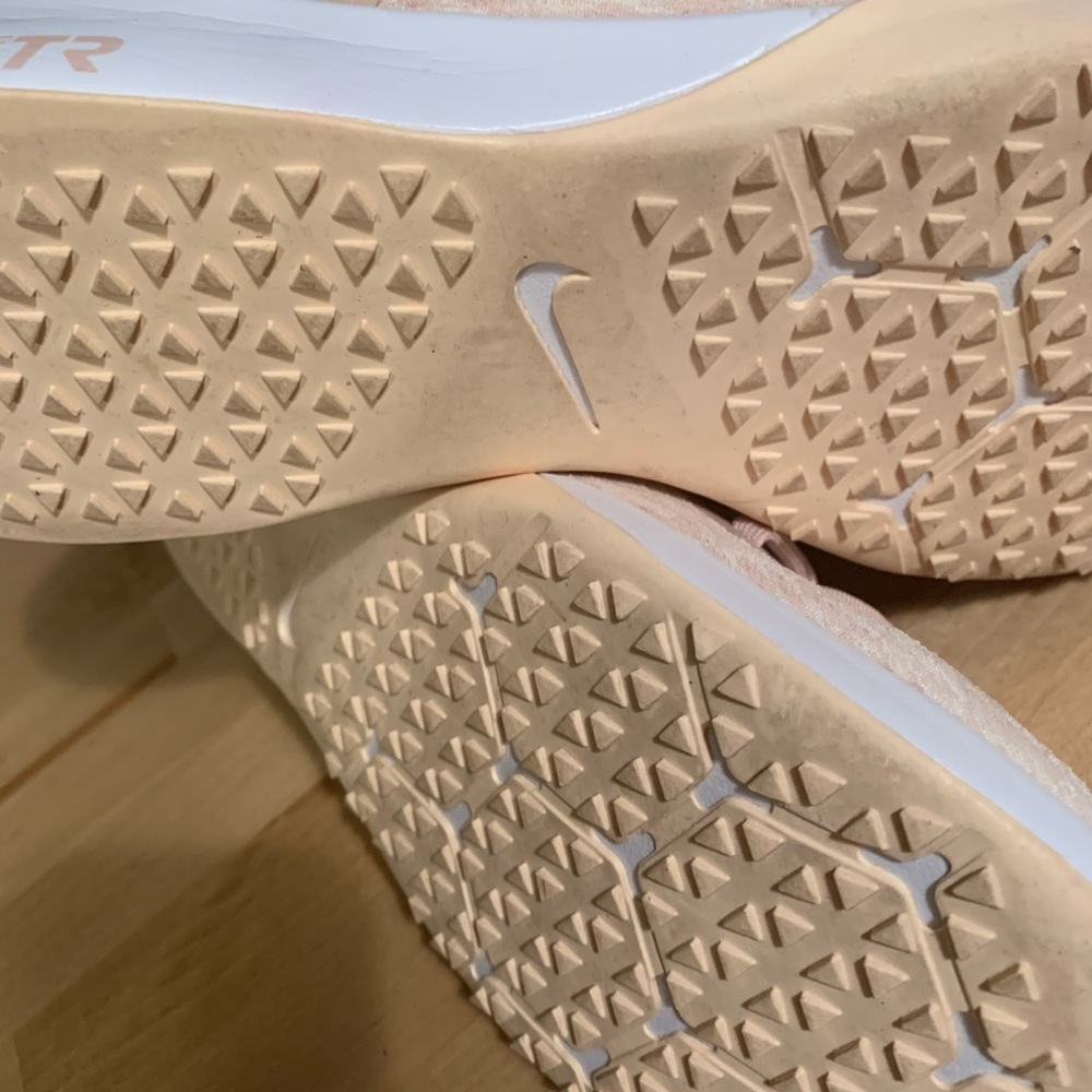 Women’s Nike shoes size 9 - Picture 6 of 7